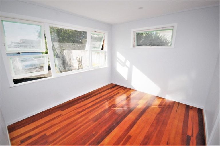 Photo of property in 2/2 Hinau Street, New Lynn, Auckland, 0600