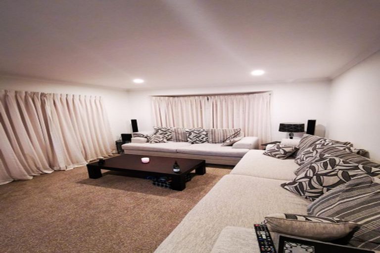 Photo of property in 10 Cayman Place, Unsworth Heights, Auckland, 0632