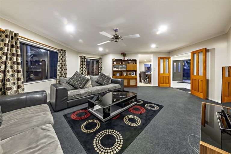 Photo of property in 36 Piper Place, Goodwood Heights, Auckland, 2105