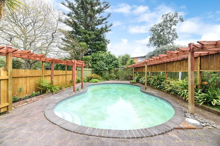 Photo of property in 6 Ravenwood Drive, Forrest Hill, Auckland, 0620