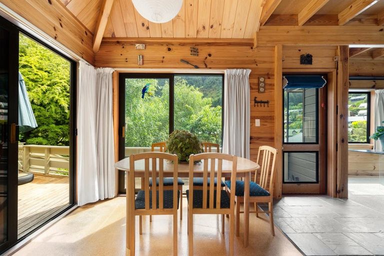 Photo of property in 5 Mackinnon Terrace, Sunshine Bay, Queenstown, 9300