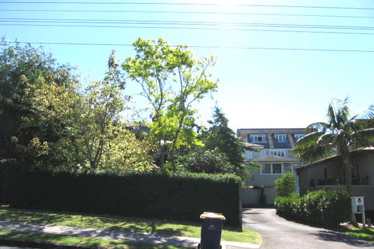 Photo of property in 16 Tiri Road, Milford, Auckland, 0620