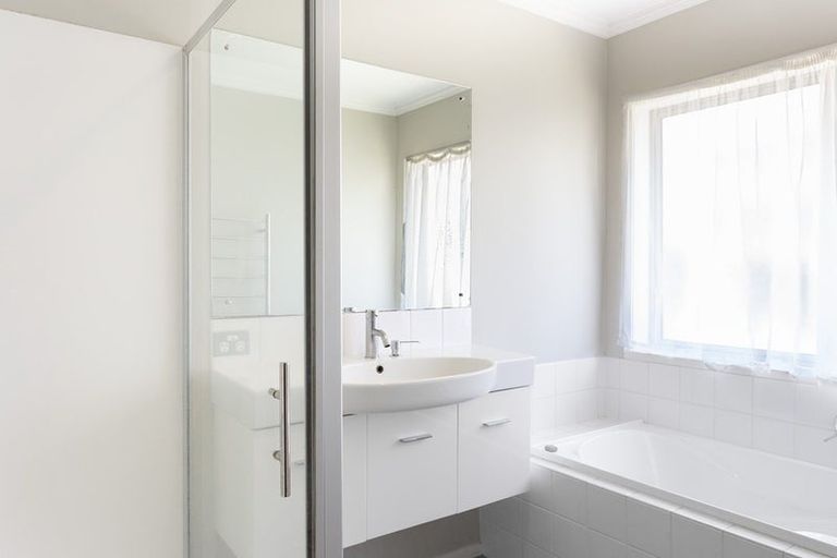 Photo of property in 11a Barron Drive, Green Bay, Auckland, 0604