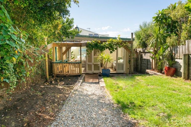 Photo of property in 192 Sutherland Road, Lyall Bay, Wellington, 6022