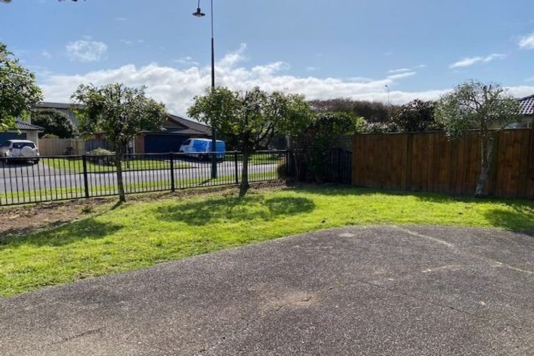 Photo of property in 2 Lissleton Drive, East Tamaki, Auckland, 2013
