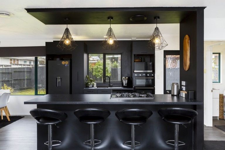 Photo of property in 2 Monarch Grove, Maoribank, Upper Hutt, 5018