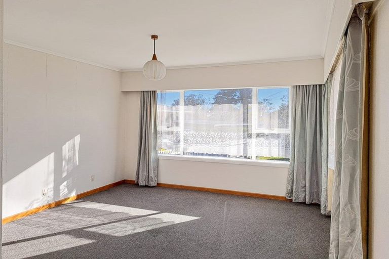 Photo of property in 2 Vera Road, Te Atatu South, Auckland, 0610