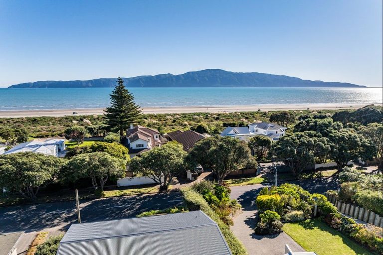 Photo of property in 16 Manly Street, Paraparaumu Beach, Paraparaumu, 5032