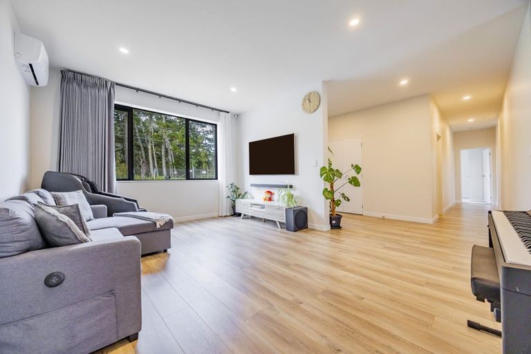 Photo of property in 83 Nobilo Road, Kumeu, 0810