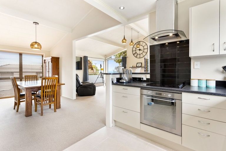 Photo of property in 1/89 Knights Road, Rothesay Bay, Auckland, 0630