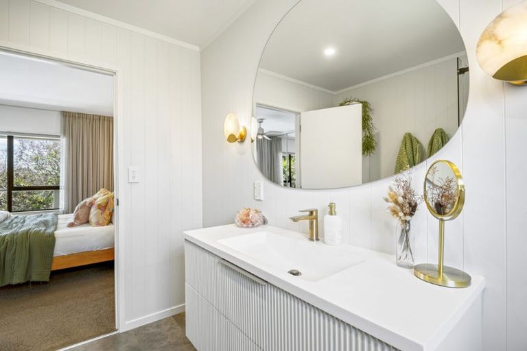 Photo of property in 8 Poaka Place, Beach Haven, Auckland, 0626