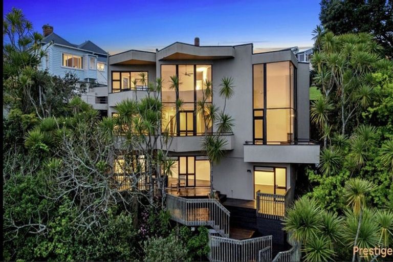 Photo of property in 2/102 Queen Street, Northcote Point, Auckland, 0627