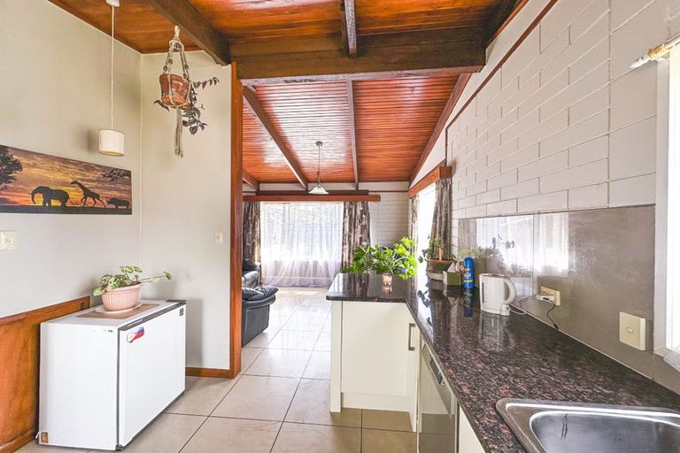 Photo of property in 10 Sealand Place, Mangere Bridge, Auckland, 2022