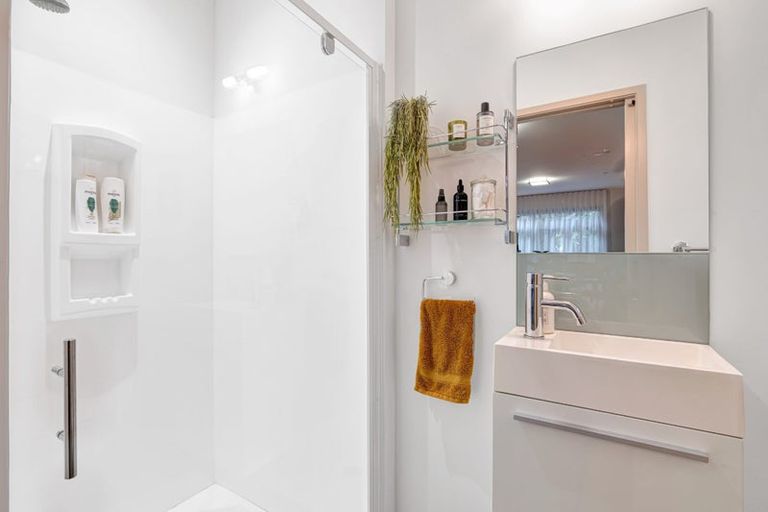 Photo of property in 12 Leatham Avenue, Strandon, New Plymouth, 4312