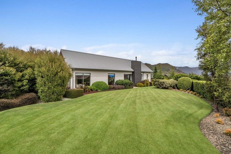 Photo of property in 70 Forest Heights, Wanaka, 9305