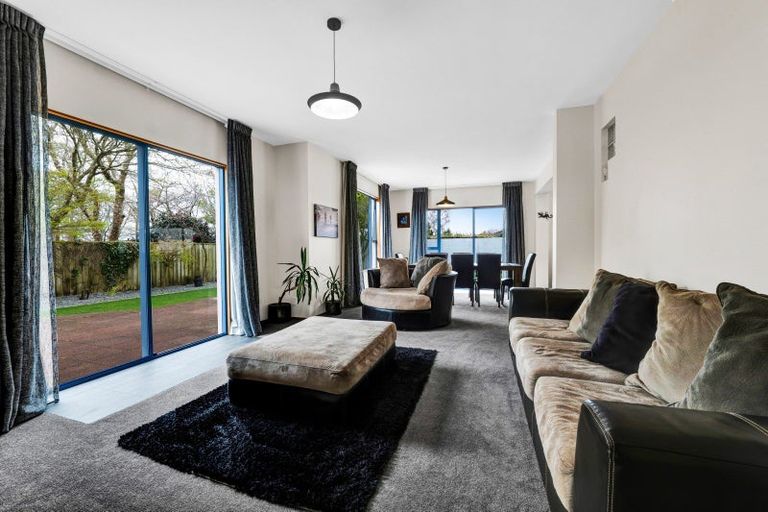 Photo of property in 8 Taylor Place, Merrilands, New Plymouth, 4312