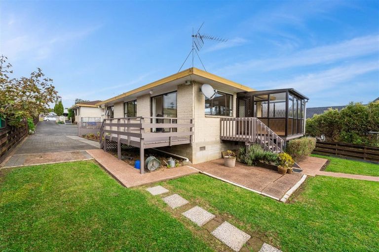 Photo of property in 2/79 Hutchinson Avenue, New Lynn, Auckland, 0600