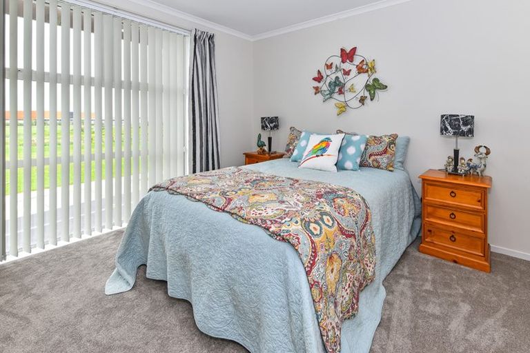 Photo of property in 16 Soaring Bird Drive, Takanini, 2112