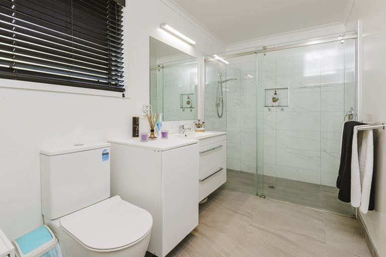 Photo of property in 2 Waituarua Drive, Takanini, 2112