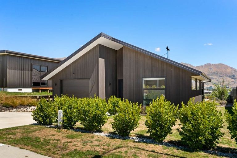 Photo of property in 16 Scurr Terrace, Wanaka, 9305
