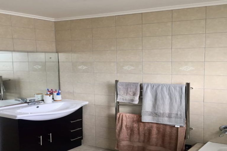 Photo of property in 5 Waipani Road, Te Atatu Peninsula, Auckland, 0610