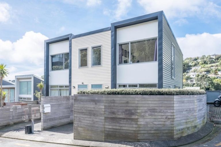 Photo of property in 33 Tiketike Way, Brooklyn, Wellington, 6021