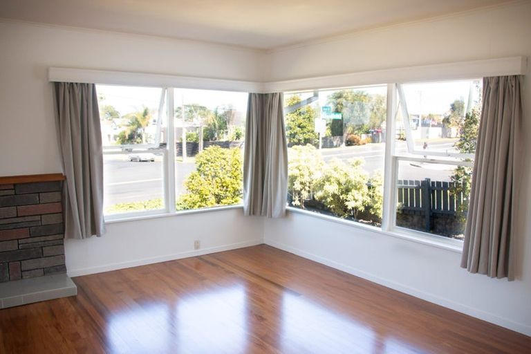 Photo of property in 1/22 Old Lake Road, Narrow Neck, Auckland, 0624