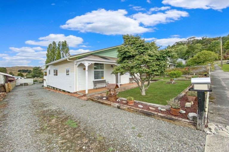 Photo of property in 8 Paraekaretu Street, Hunterville, 4730