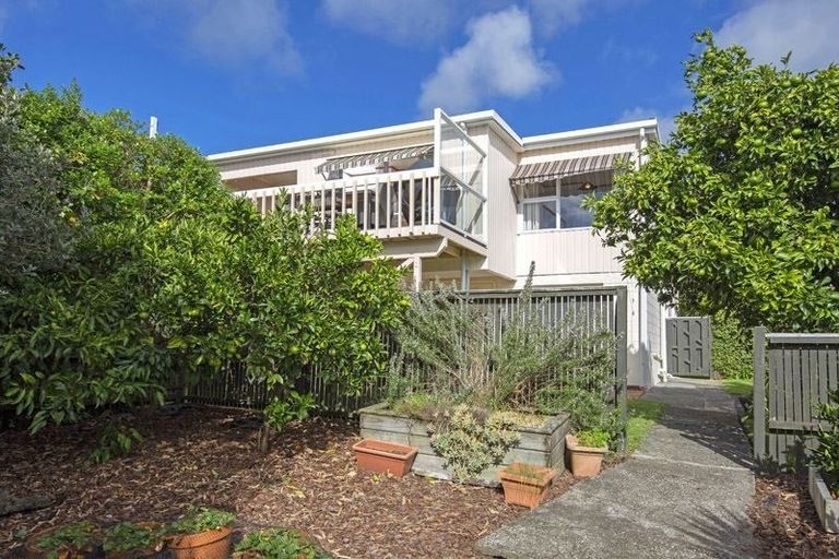 Photo of property in 76 Beechdale Crescent, Pakuranga Heights, Auckland, 2010