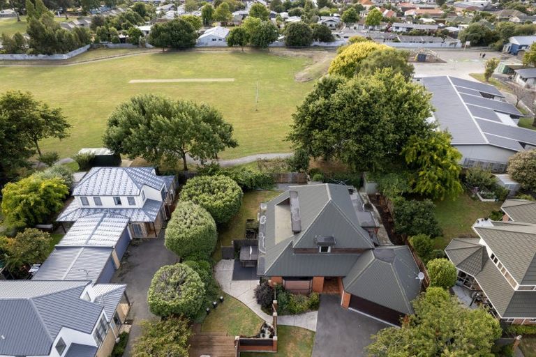 Photo of property in 27 Thornwood Place, Redwood, Christchurch, 8051