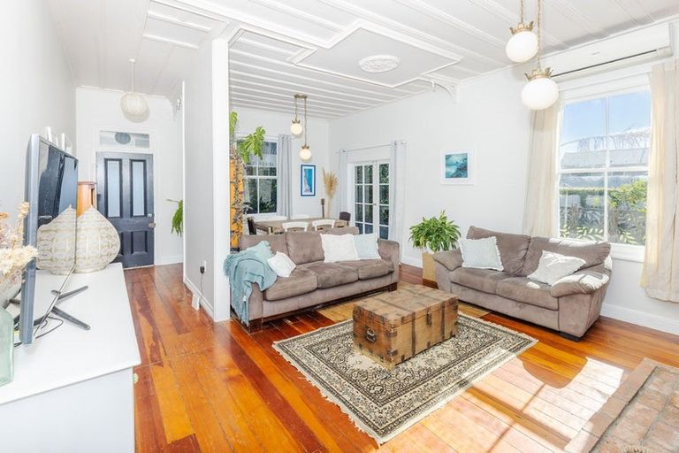 Photo of property in 2 Smith Street, Raglan, 3225