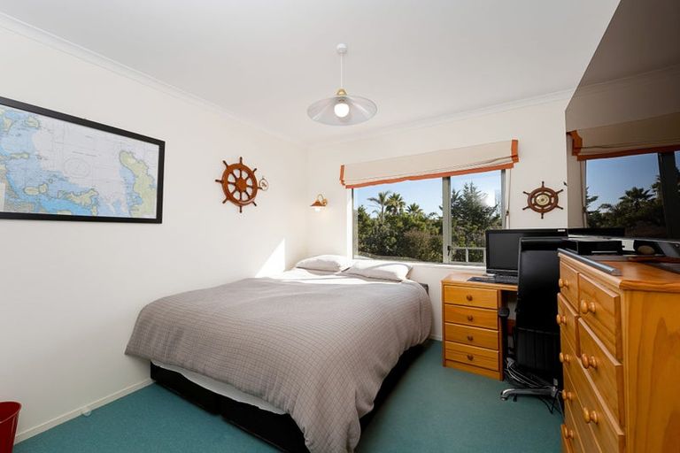 Photo of property in 2 Burgundy Park Avenue, Henderson, Auckland, 0612