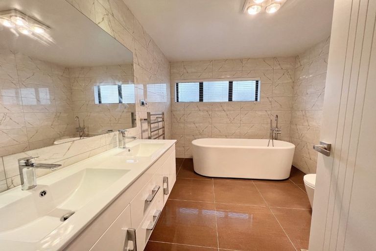 Photo of property in 115e Sturges Road, Henderson, Auckland, 0612