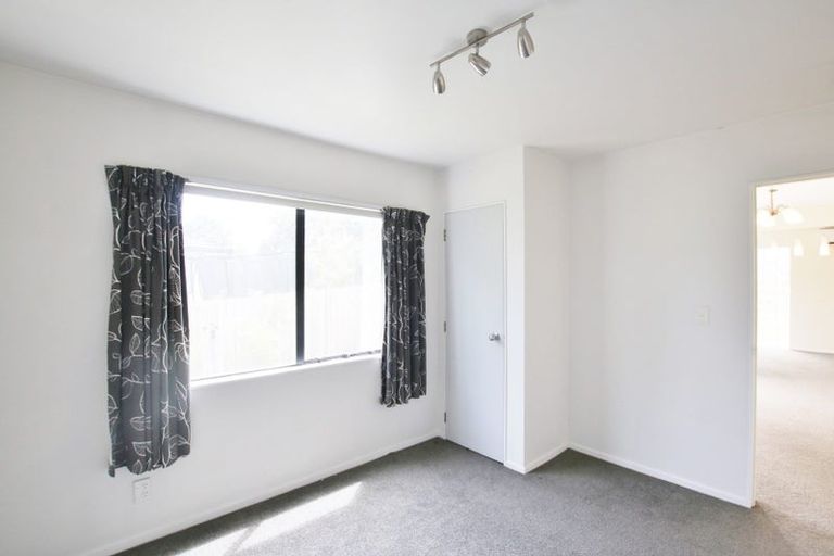 Photo of property in 1/10 Altair Place, Windsor Park, Auckland, 0632