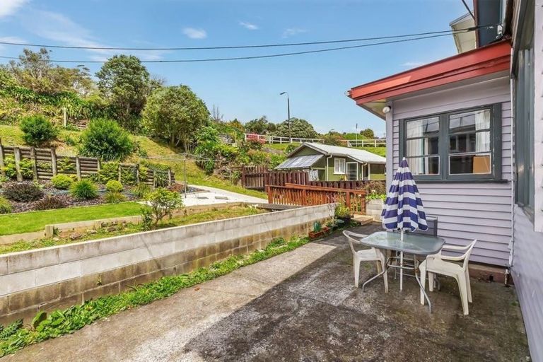Photo of property in 42 Lincoln Avenue, Tawa, Wellington, 5028