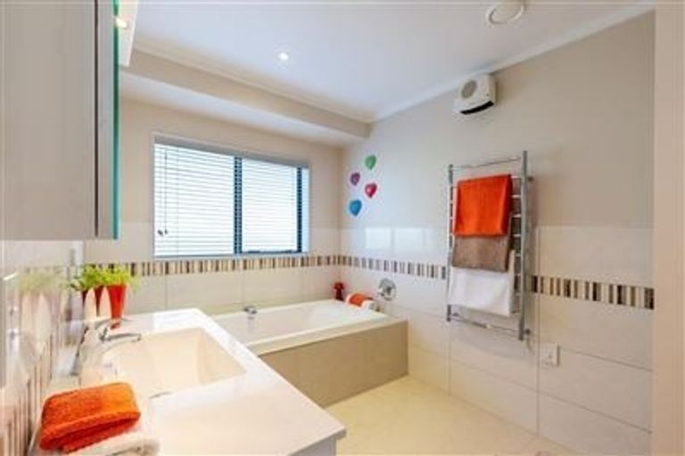 Photo of property in 76 Picasso Drive, West Harbour, Auckland, 0618