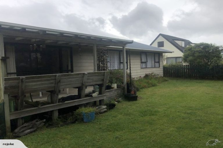 Photo of property in 128 Tutere Street, Waikanae Beach, Waikanae, 5036