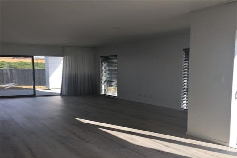 Photo of property in 27 Syd Grant Crescent, Orewa, 0931