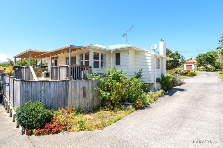 Photo of property in 15 Cliff View Drive, Green Bay, Auckland, 0604