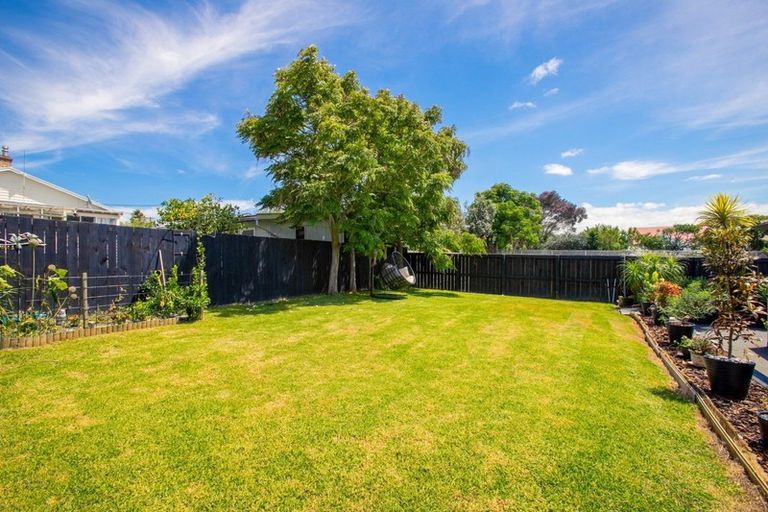 Photo of property in 16 Kiwi Road, Point Chevalier, Auckland, 1022