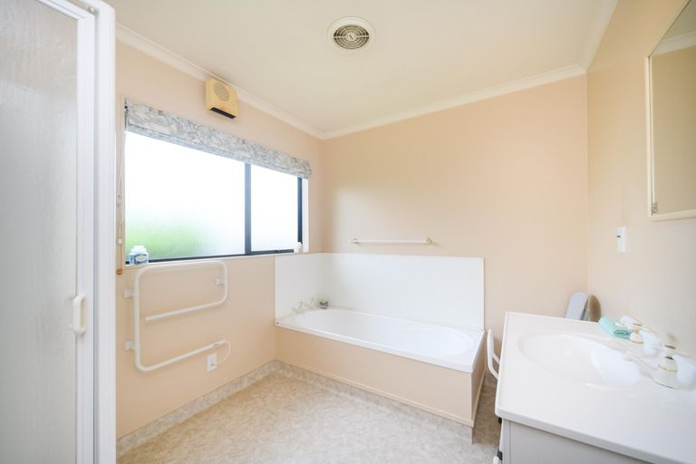 Photo of property in 19 Woburn Place, Takaro, Palmerston North, 4412