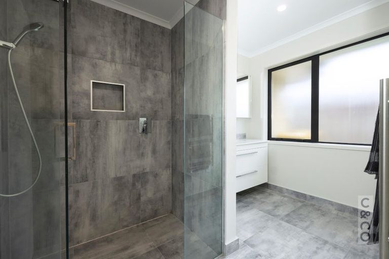 Photo of property in 28 Leebank Crescent, Riverhead, 0820