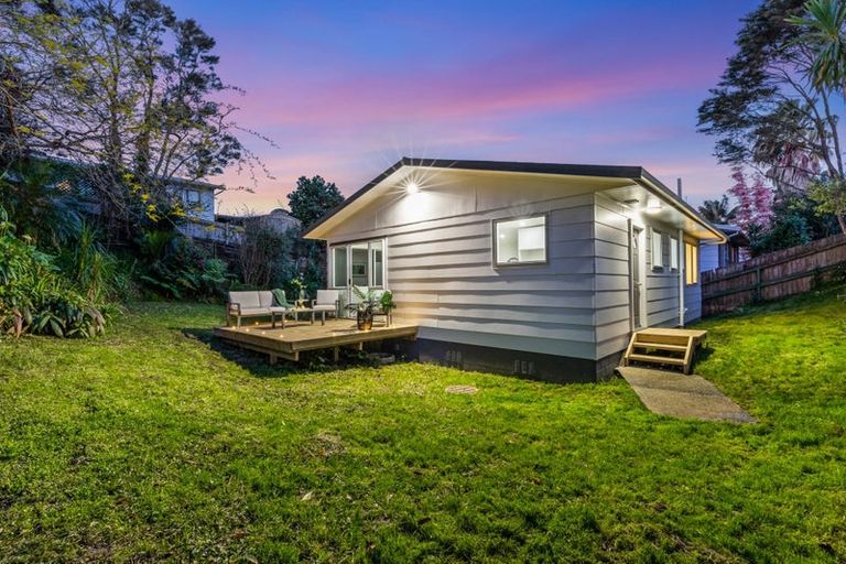 Photo of property in 2/9a De Val Drive, Titirangi, Auckland, 0604
