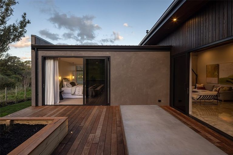 Photo of property in 70 Oak Road, Poraiti, Napier, 4112