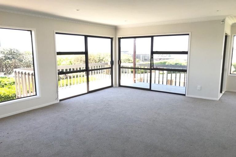 Photo of property in 1/150 Beach Road, Campbells Bay, Auckland, 0630