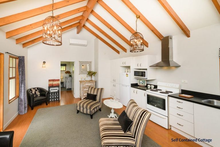 Photo of property in 5 Waicola Drive, Fitzherbert, Palmerston North, 4471