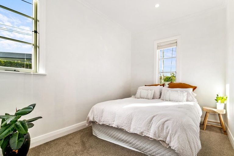 Photo of property in 28 Rewarewa Road, Te Atatu Peninsula, Auckland, 0610