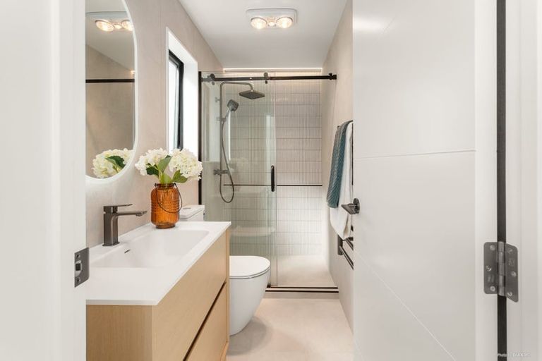 Photo of property in 2/1 Montana Avenue, Murrays Bay, Auckland, 0630