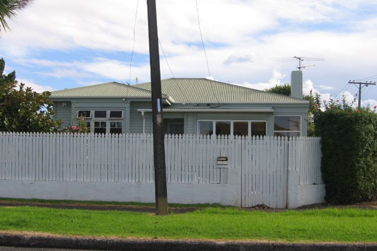 Photo of property in 13 Waterview Road, Favona, Auckland, 2024