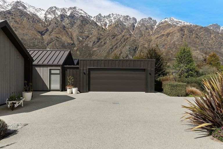 Photo of property in 2 Caithness Court, Jacks Point, Queenstown, 9371